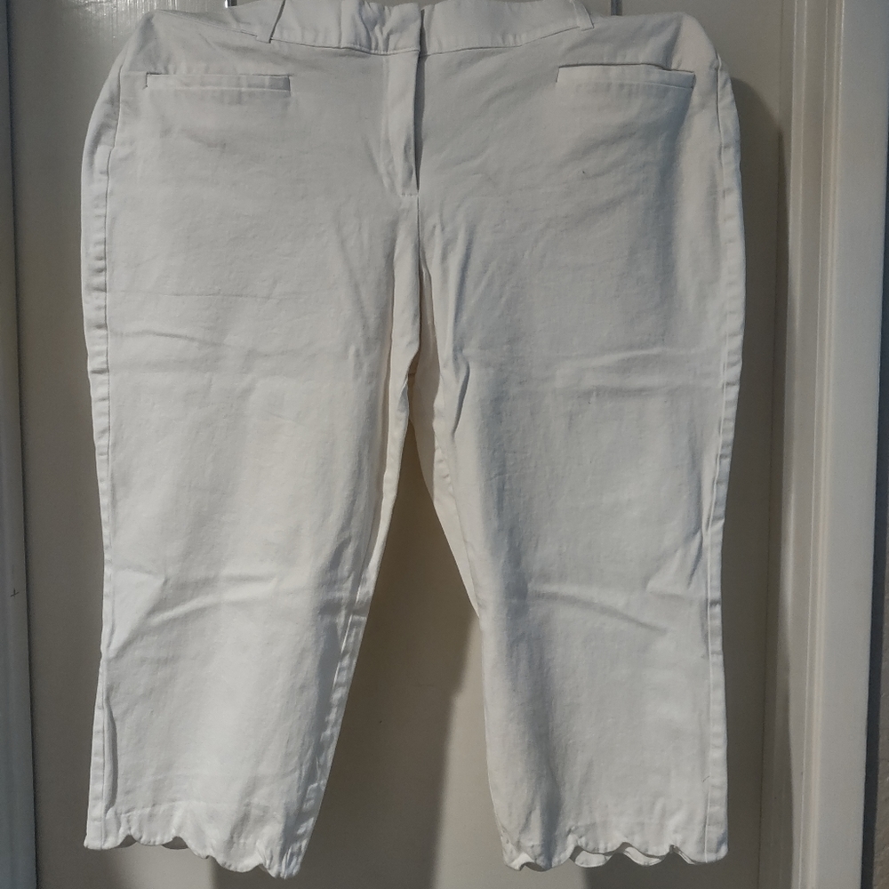 Lane Bryant white scallop hem capri